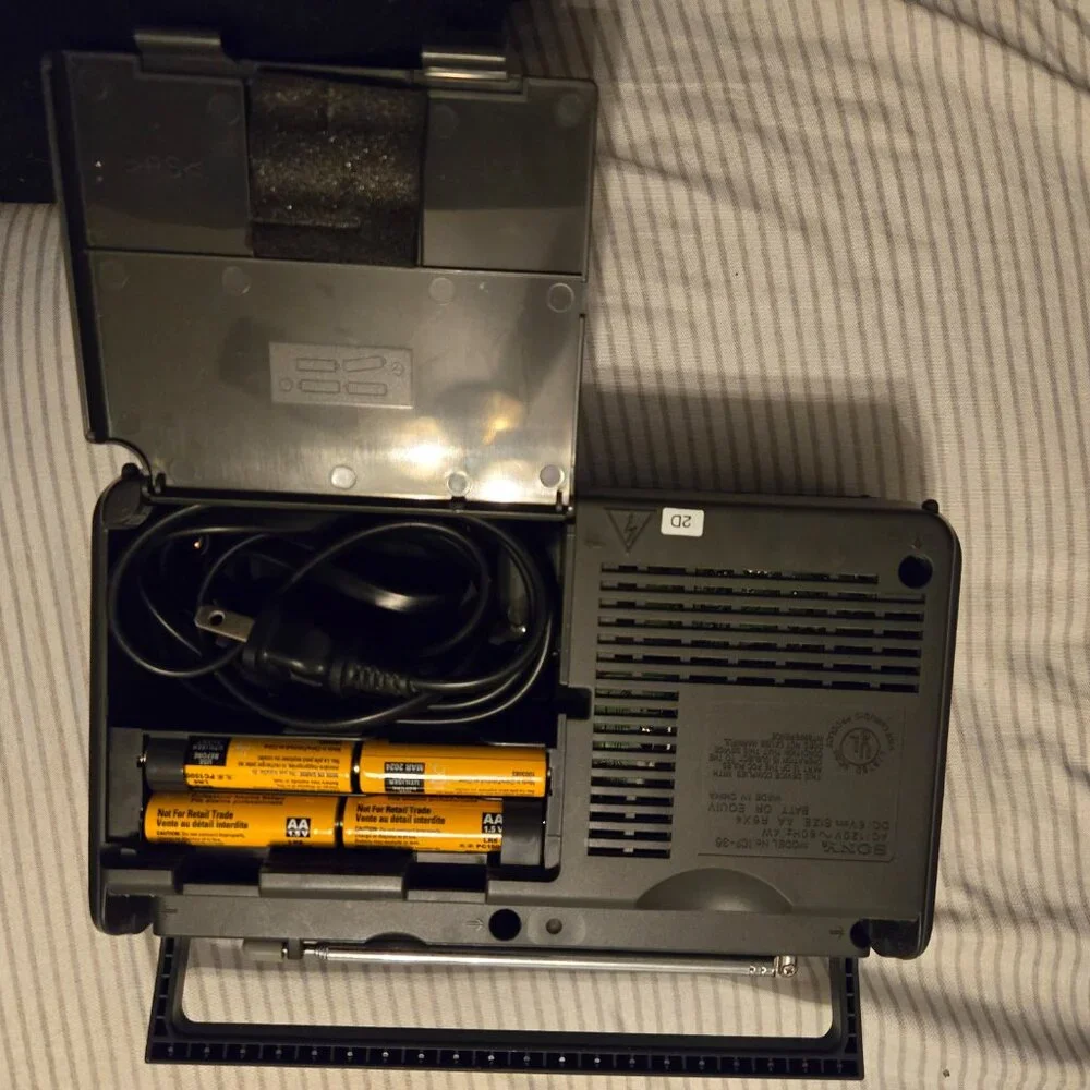 SONY PORTABLE RADIO - Picture 4 of 4